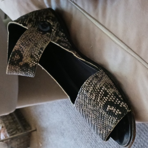 Elegant Women's Snakeskin Wedges - Picture 2 of 8
